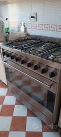 Cucina a gas marca SMEG, sei 6 fuochi in ghisa