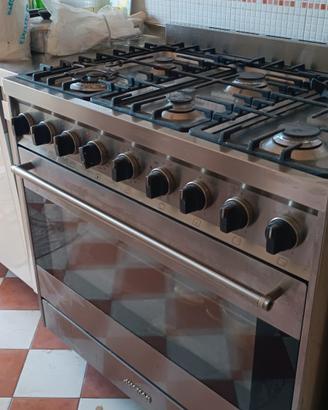Cucina a gas marca SMEG, sei 6 fuochi in ghisa