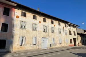 Casa in linea con ampio giardino in zona centra...
