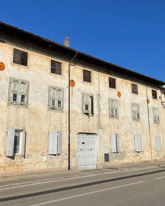 Casa in linea con ampio giardino in zona centra...