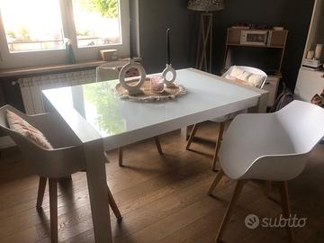 TAVOLO CRISTALLO CON SEDIE STILE NORDICO