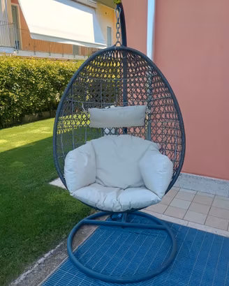 Poltrona sospesa a uovo con supporto e cuscini