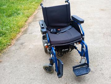 carrozzina elettrica per anziani o disabili