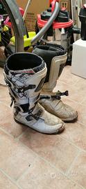 stivali pettorina maschera e gionocchiere motocros