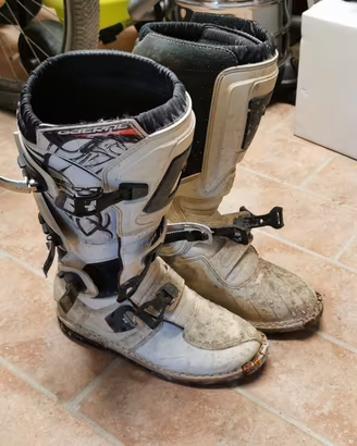 stivali pettorina maschera e gionocchiere motocros