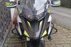 Moto enduro qj 700x da viaggio con valigie 