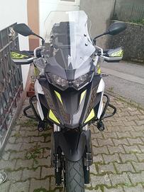 Moto enduro qj 700x da viaggio con valigie 