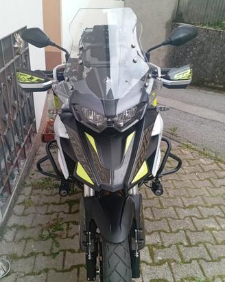 Moto enduro qj 700x da viaggio con valigie 