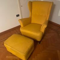 Poltrona Ikea gialla con poggia piedi
