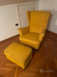 Poltrona Ikea gialla con poggia piedi