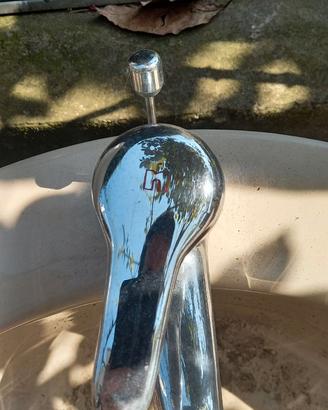 Lavandino tondo con miscelatore