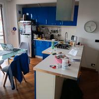 Cucina artigianale con elettrodomestici