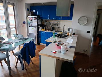 Cucina artigianale con elettrodomestici