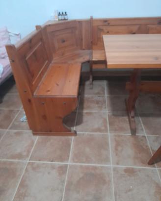tavolo in abete e panca e sedie 