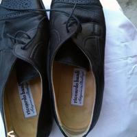 Scarpe nere eleganti da uomo con stringhe 