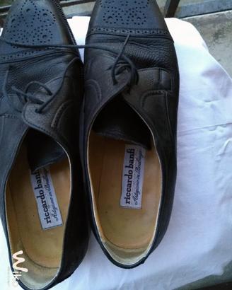 Scarpe nere eleganti da uomo con stringhe 