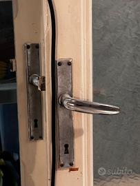 Porte vintage in legno con vetro e stipiti