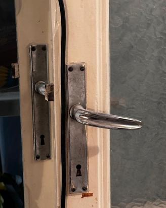 Porte vintage in legno con vetro e stipiti