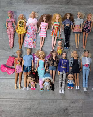 Barbie + accessori + auto e scooter + vestiti