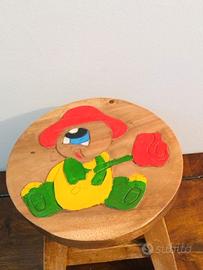 Sgabello in legno dipinto a mano