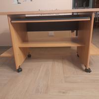Scrivania  con allaccio PC monitor e slitta  tasti