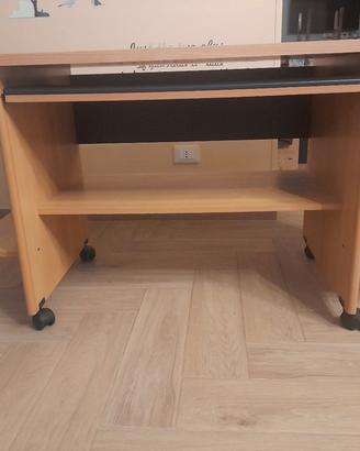 Scrivania  con allaccio PC monitor e slitta  tasti