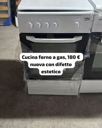 Cucine nuove con piccolo difetto esterno