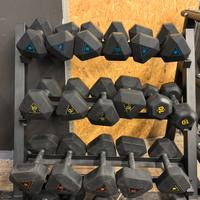 Medball , dumbell triangolari , kettlebell