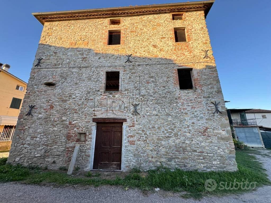 Rustico / Casale di 360 m² con più di 5 locali e b - Vista 4