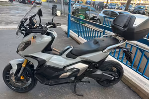 X adv 750