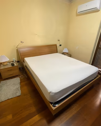 Letto matrimoniale in legno con contenitore