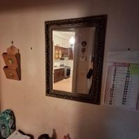 Specchio con cornice lavorata in plastica