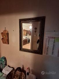 Specchio con cornice lavorata in plastica