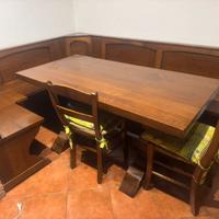 Cucina in legno completa di tavolo e panca