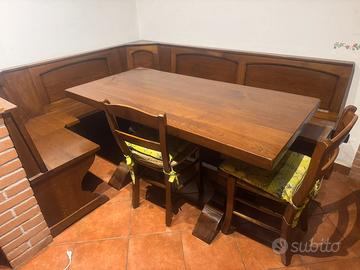 Cucina in legno completa di tavolo e panca