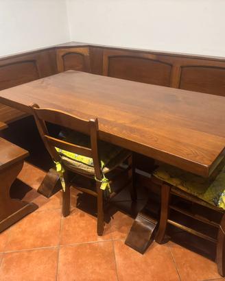 Cucina in legno completa di tavolo e panca