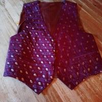 gilet bordeaux con foglie dorate
