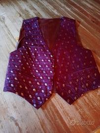 gilet bordeaux con foglie dorate