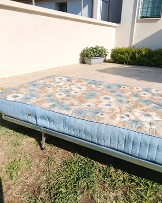 Letto pieghevole singolo con materasso floreale
