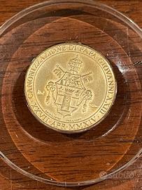 Due opere d’arti in oro raffigurante i papi