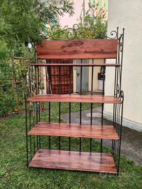 Scaffale in ferro battuto con ripiani in legno