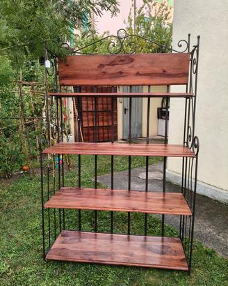 Scaffale in ferro battuto con ripiani in legno