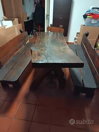 TAVOLO CON PANCHE IN LEGNO