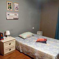 Una stanza con bagnio e cucina in comune