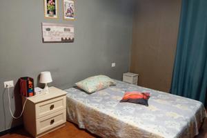 Una stanza con bagnio e cucina in comune