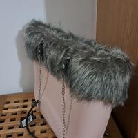 Borsa O bag originale con bordo in eco-pelliccia