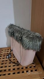 Borsa O bag originale con bordo in eco-pelliccia