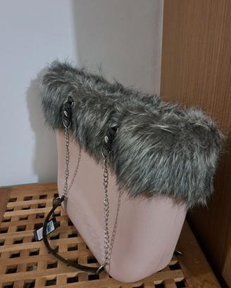 Borsa O bag originale con bordo in eco-pelliccia
