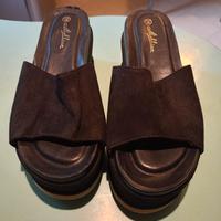 Sandali con plateau in pelle scamosciata nera Meli