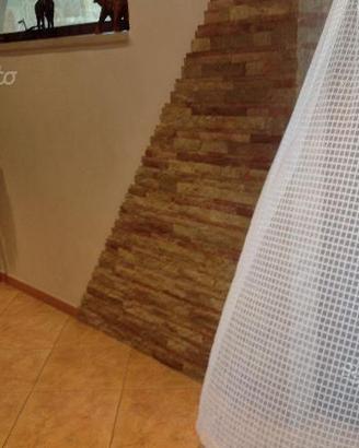 Rivestimento con listelli in pietra